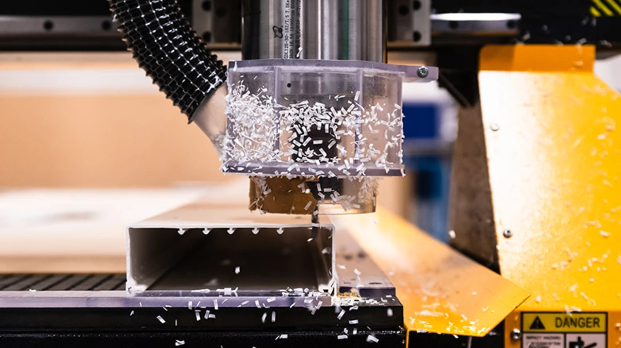 Een kunststofplaat wordt CNC op maat gefreesd